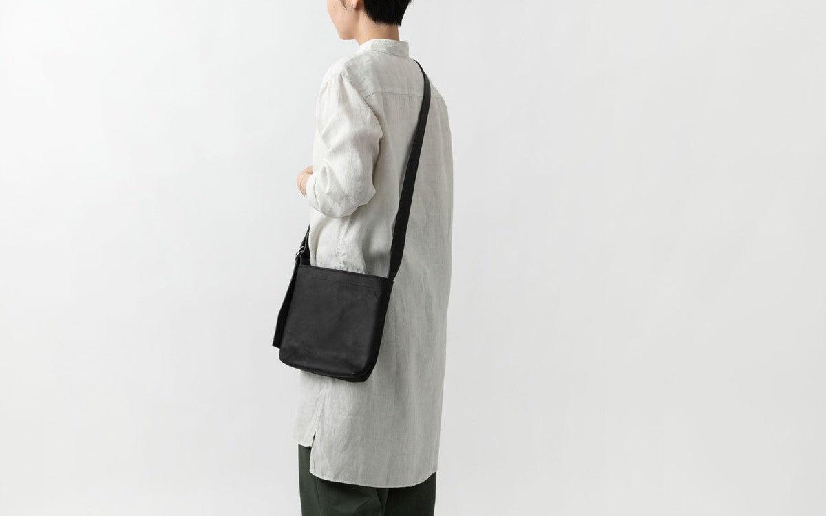 レザーショルダーバッグ black <S>フタつき
