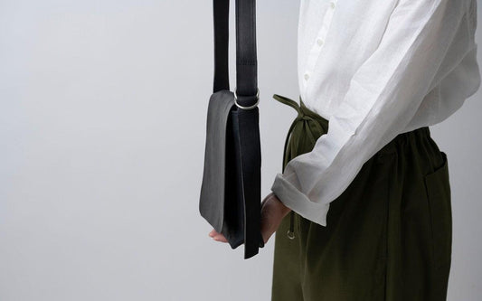 レザーショルダーバッグ black <S>フタつき