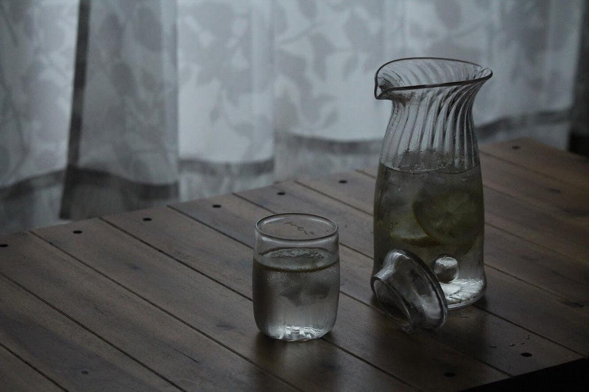 吹きガラスの蓋付きピッチャー ブルー