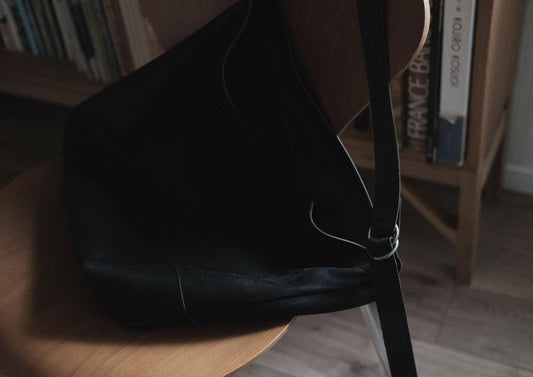 レザーショルダーバッグ black <XL>