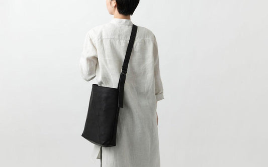 レザーショルダーバッグ black <L>