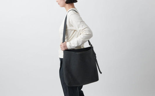【NEW】leather shoulderbag black ＜3サイズ＞ 新作 20211221