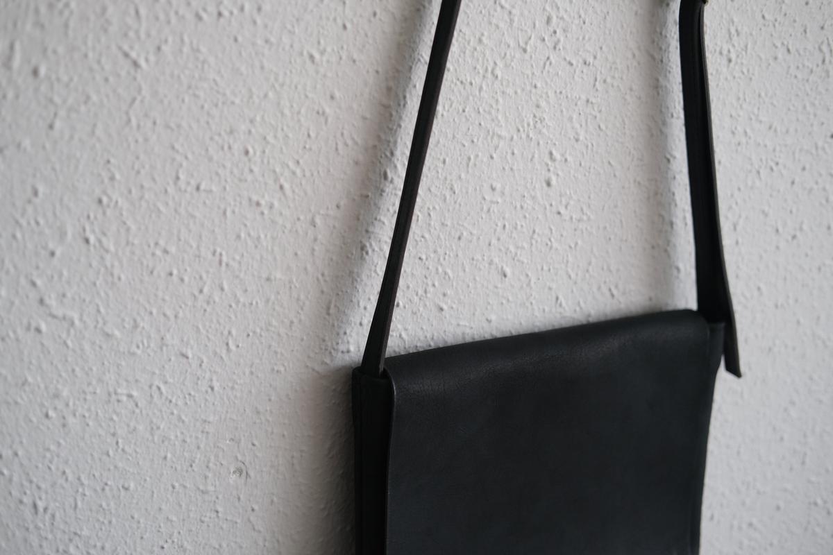 レザーショルダーバッグ black ＜XS＞ フタつき