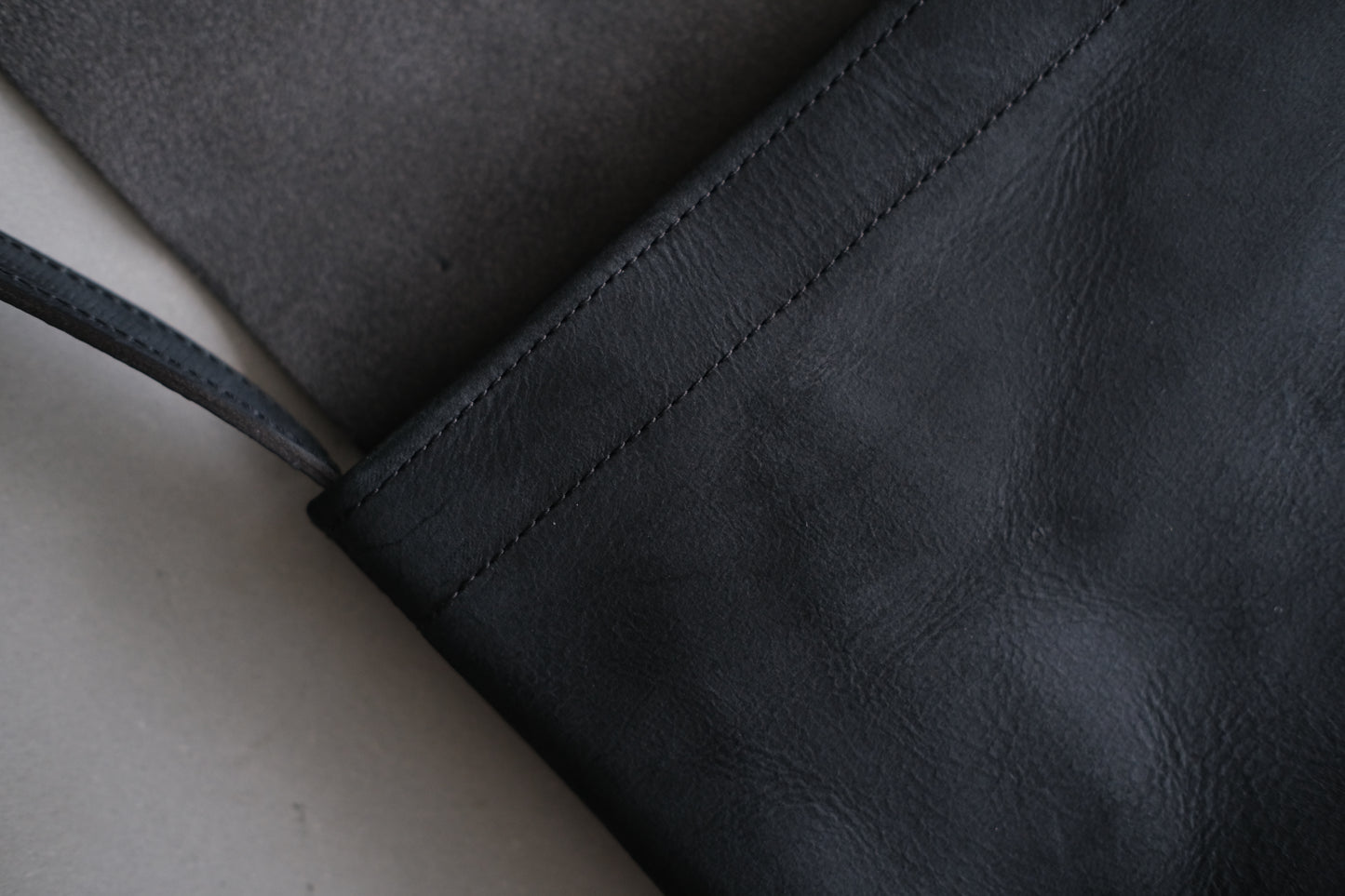 レザーショルダーバッグ black ＜XS＞ フタつき