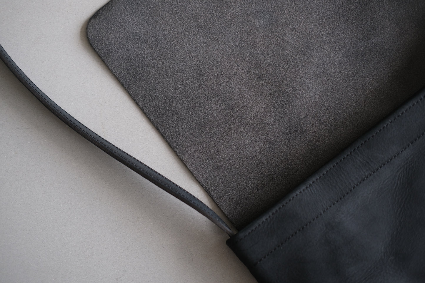 レザーショルダーバッグ black ＜XS＞ フタつき