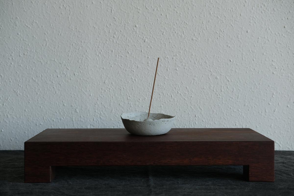 無垢材の切出し脚付き台 樹種不明 オイル仕上げ ＜1＞