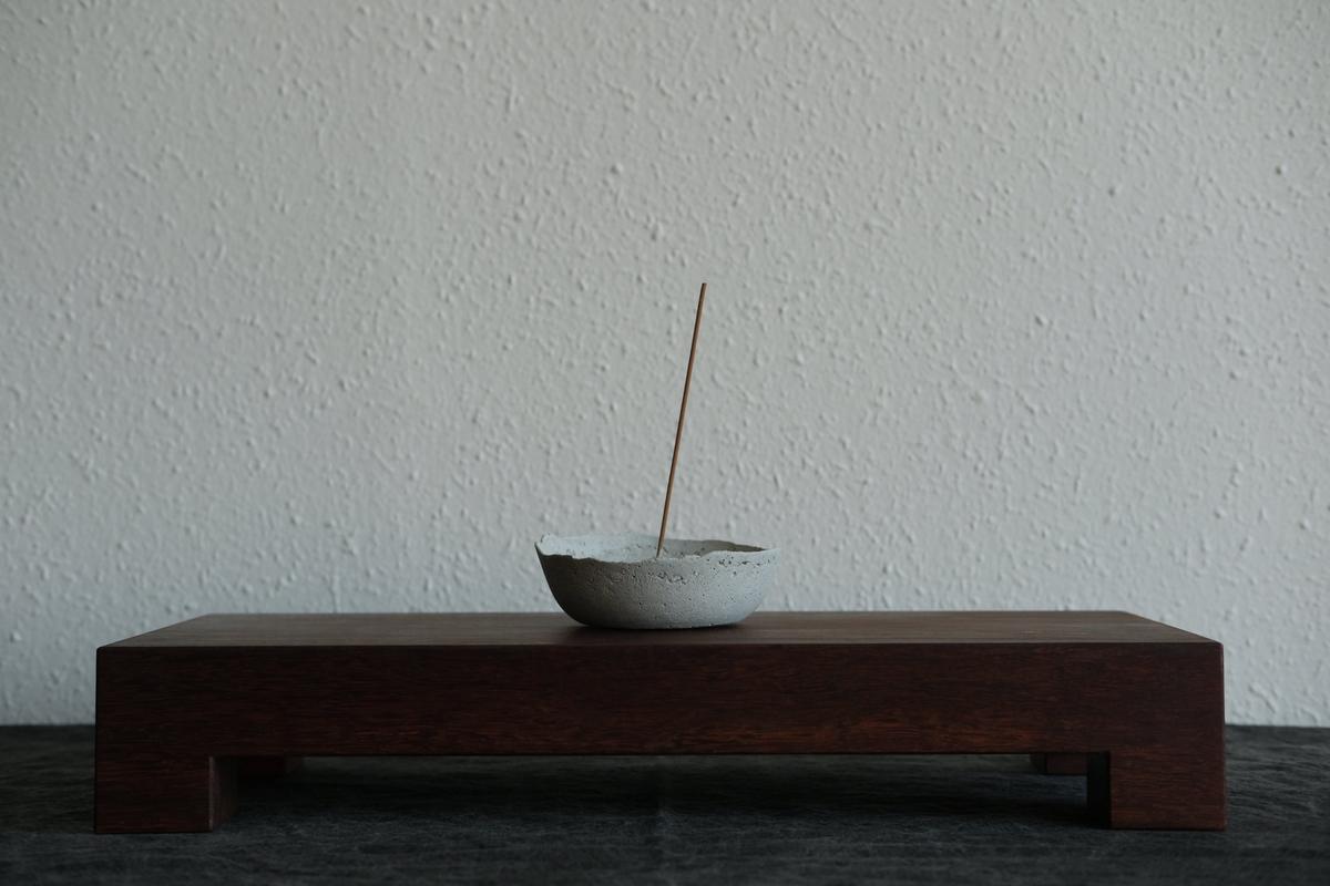 無垢材の切出し脚付き台 樹種不明 オイル仕上げ ＜1＞