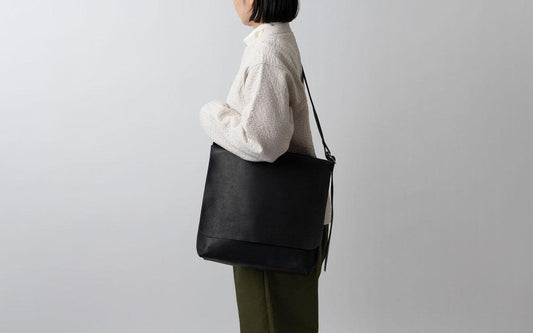 【再入荷】レザーショルダーバッグ black <L>フタつき