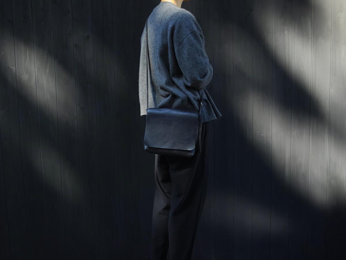 レザーショルダーバッグ black ＜XS＞ フタつき