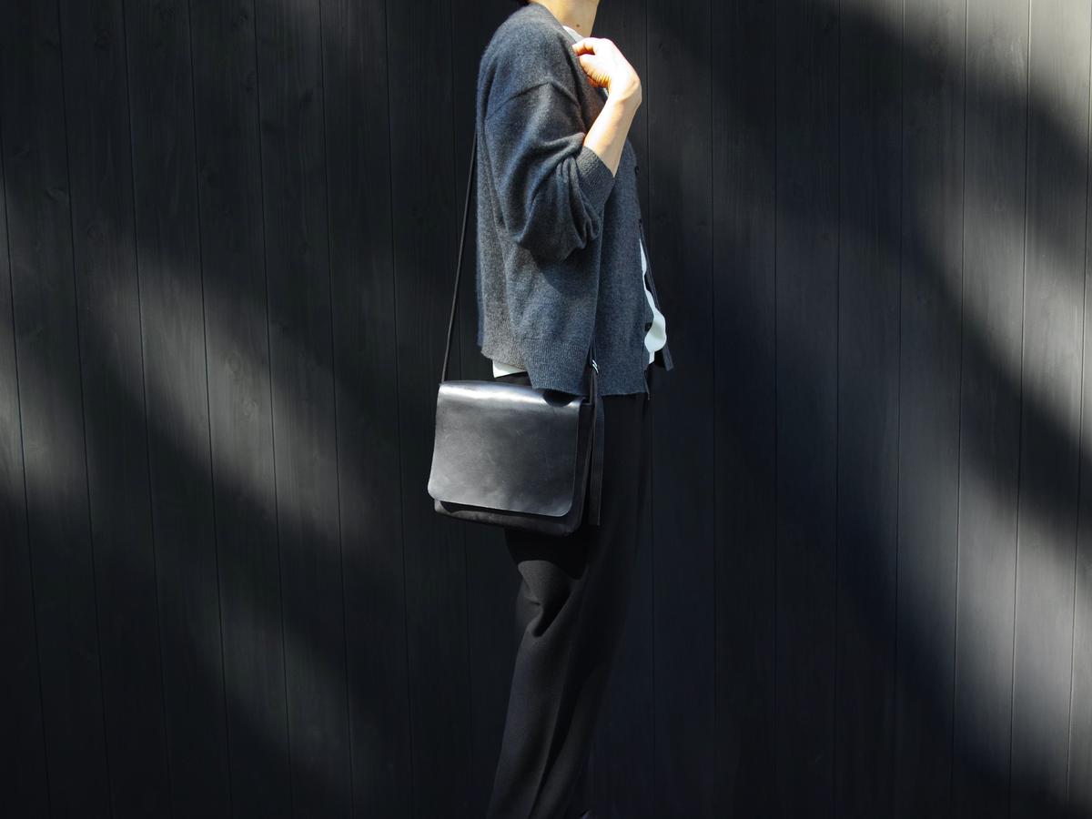 レザーショルダーバッグ black ＜XS＞ フタつき